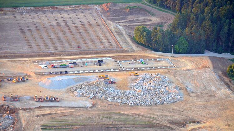 Auch am Wochenende wird auf der Großbaustelle gearbeitet.