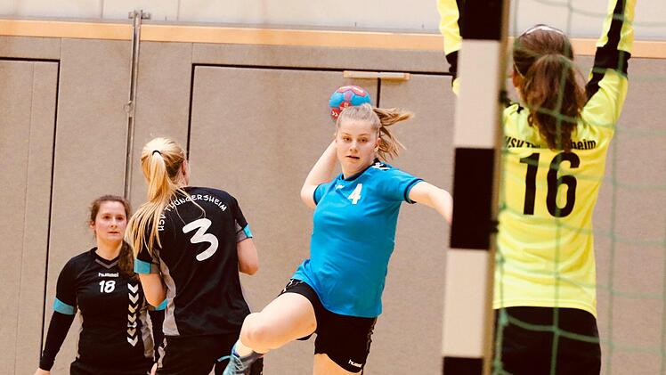 Fokussiert: Laura Finke vom TV/DJK Hammelburg (am Ball).Sebastian Schmitt