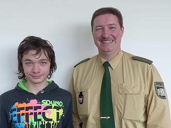 Der beste Schülerlotse Linus Schlembach kommt von der Mittelschule Münnerstadt. Mit ihn freut sich der Verkehrserzieher der Polizeiinspektion Bad Kissingen, Polizeihauptmeister (PHM) Matthias Kleren. Foto: Manfred Mellenthin