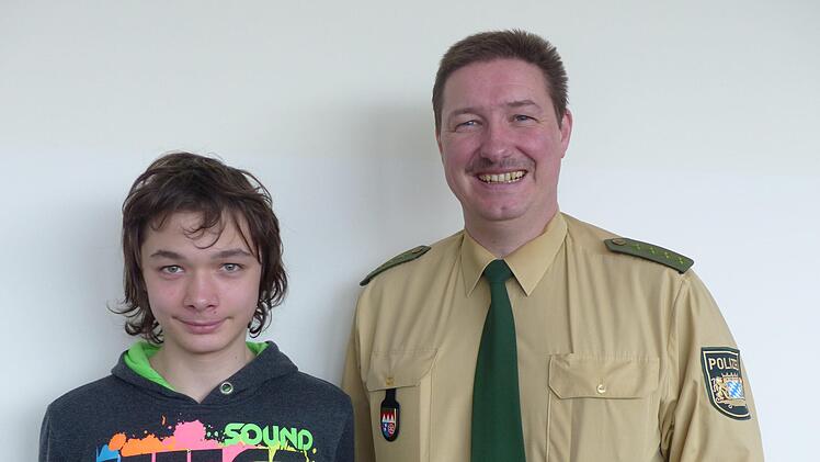 Der beste Schülerlotse Linus Schlembach kommt von der Mittelschule Münnerstadt. Mit ihn freut sich der Verkehrserzieher der Polizeiinspektion Bad Kissingen, Polizeihauptmeister (PHM) Matthias Kleren. Foto: Manfred Mellenthin