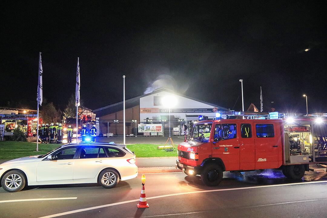 Brand in Elektrofachmarkt fordert Einsatzkräfte