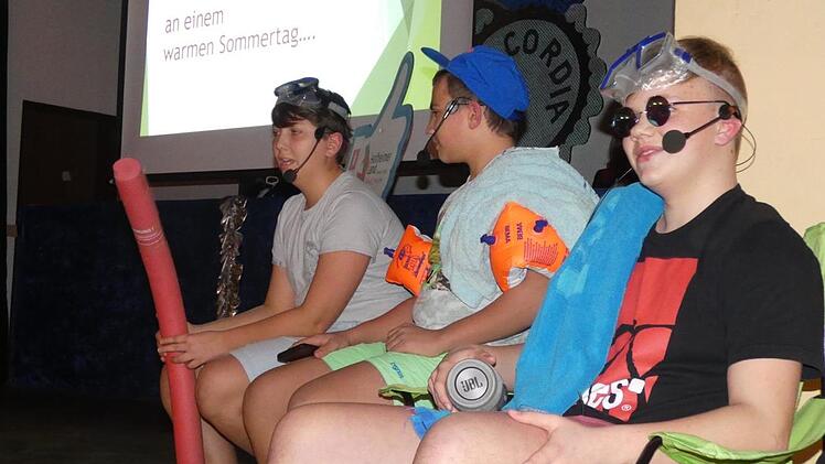 Vergeblich warte die Jungs (von links) Paul M&uuml;ller-G&auml;rtner, Marcel Vollert und Jannik Hepp  bei Schneetreiben in Badekleidung vergeblich auf der Mitfahrerbank auf ein Auto.