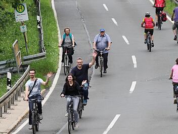 Wo  man sonst meist im  Auto  unterwegs ist, genossen am Sonntag die Radler die freien Straßen.Roland Dietz