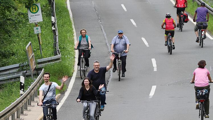 Wo  man sonst meist im  Auto  unterwegs ist, genossen am Sonntag die Radler die freien Straßen.Roland Dietz