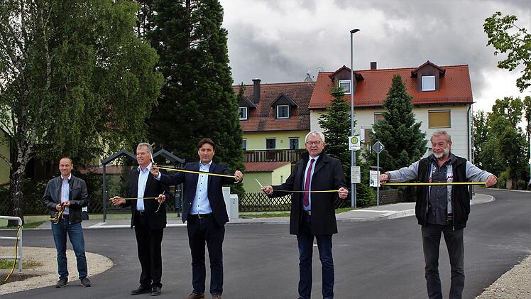 Bei der offiziellen Freigabe der Ortsdurchfahrt von Wind: Projektleiter Michael Dotterweich (Tiefbauamt Landkreis Bamberg), Altbürgermeister Hans Beck und Bürgermeister Gerd Dallner, Gemeinde Pommersfelden, Landrat Hans Kalb, Hans-Hein Ballmann (Tiefbauunternehmen Leipold) von links
