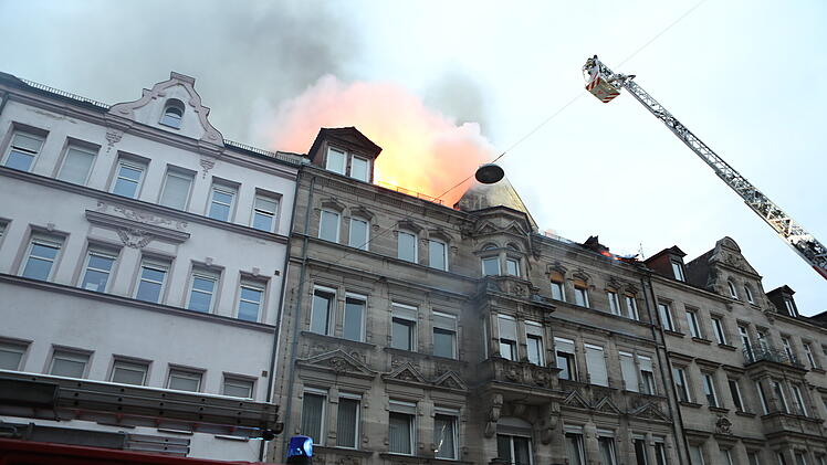 Dicke Rauchwolke steht über Wohnhaus