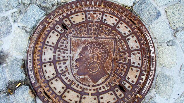 Der Coburger Mohr ist auch auf vielen Gullydeckeln in der Stadt verewigt.Foto: Jochen Berger