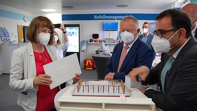 Cordula Kuhlmann von der Regionalentwicklung des Landkreises, Landrat Thomas Bold und Gesundheitsminister Klaus Holetschek (von links) schauten sich das Modell zur Musterwohnung für seniorengerechtes Wohnen an.