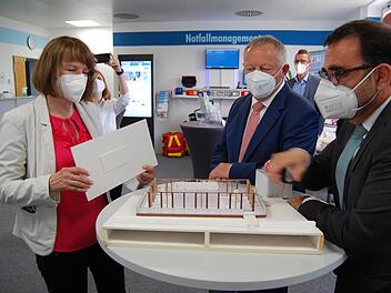 Cordula Kuhlmann von der Regionalentwicklung des Landkreises, Landrat Thomas Bold und Gesundheitsminister Klaus Holetschek (von links) schauten sich das Modell zur Musterwohnung f&uuml;r seniorengerechtes Wohnen an.
