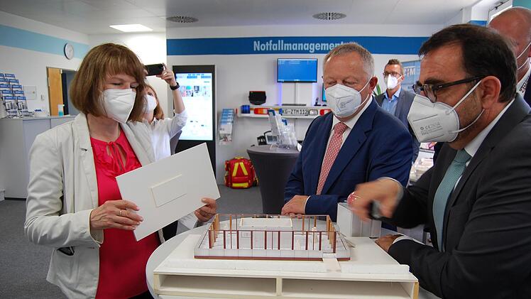 Cordula Kuhlmann von der Regionalentwicklung des Landkreises, Landrat Thomas Bold und Gesundheitsminister Klaus Holetschek (von links) schauten sich das Modell zur Musterwohnung für seniorengerechtes Wohnen an.