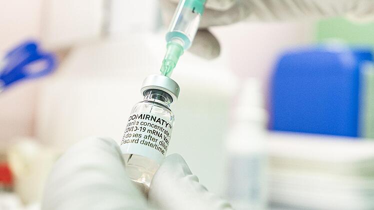Ein angepasster Impfstoff von Biontech soll besser gegen eine Ansteckung mit der Omikron-Variante schützen als bisherige Vakzine.