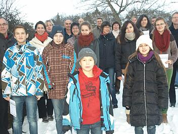 96 Sportler, 42 davon beim Ferienprogramm, erwarben beim FC Eltingshausen das Sportabzeichen. Gerhard Fischer (hinten links) bereitete auf die Prüfungen vor und nahm die Leistungen ab. Foto: Stefan Geiger
