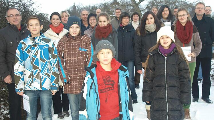 96 Sportler, 42 davon beim Ferienprogramm, erwarben beim FC Eltingshausen das Sportabzeichen. Gerhard Fischer (hinten links) bereitete auf die Prüfungen vor und nahm die Leistungen ab. Foto: Stefan Geiger