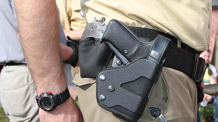 Normalerweise ist die Pistole immer am Gürtel befestigt...