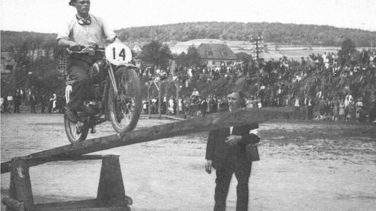 Bei einem großen Sportfest vor 60 Jahren diente der Bahndamm als Zuschauertribüne. Foto: Archiv TV Ebern