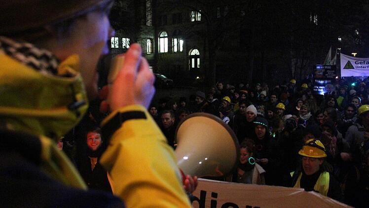 Studentendemonstration gegen die Baumängel an der Philosophischen Fakultät der Universität in Erlangen. Foto: Christian Bauriedel