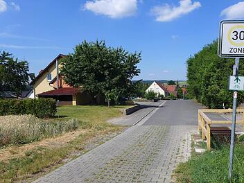 Ein gut ausgebauter Flur- und Wanderweg mit der Markierung "Fuchs" trifft von der Ortsmitte in Verlängerung der Leitenstraße auf den Rennweg. Hier soll ein ausgewiesener Radweg entstehen.  Foto: Sabine Meißner