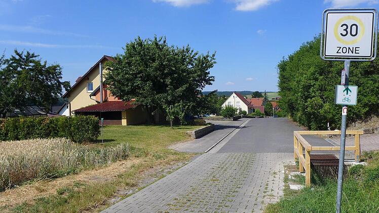 Ein gut ausgebauter Flur- und Wanderweg mit der Markierung "Fuchs" trifft von der Ortsmitte in Verlängerung der Leitenstraße auf den Rennweg. Hier soll ein ausgewiesener Radweg entstehen.  Foto: Sabine Meißner