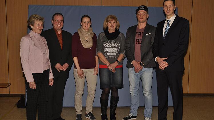 25 Jahre gehören dem TSV Reiterswiesen an (von links): Ursula Höchemer, Bernd Kiesel, Anette Keß, Erika Kiesel und Christopher Vogel. Glückwünsche überbrachte der stellvertretende Vereinsvorsitzende Sebastian Kiesel (rechts). Foto: Klopf