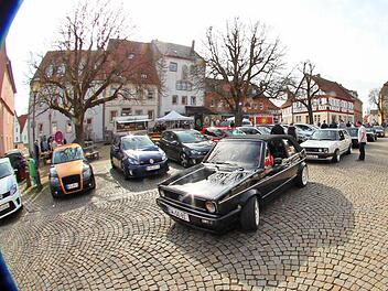 Auf dem Anger standen die GTI's aufgereiht wie die Perlen auf der Schnur. Die Kult-Autos waren aber auch auf dem Marktplatz und auf mehreren Straßen zu bewundern.  Fotos: Dieter Britz