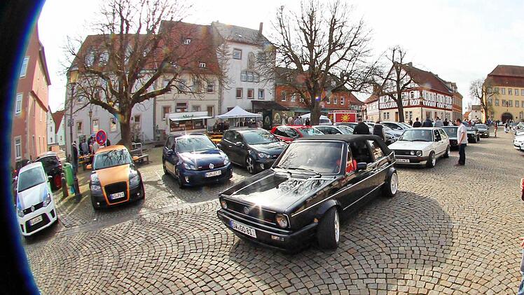 Auf dem Anger standen die GTI's aufgereiht wie die Perlen auf der Schnur. Die Kult-Autos waren aber auch auf dem Marktplatz und auf mehreren Straßen zu bewundern.  Fotos: Dieter Britz