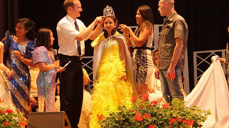 Hier wird Nicole Ankenbrand von ihren Eltern Rainer und Margie Ankenbrand (von rechts) mit der Hilfe von Eltmanns Bürgermeister Michael Ziegler zur "Reina Elenita 2015" gekrönt.  Fotos: Günther Geiling