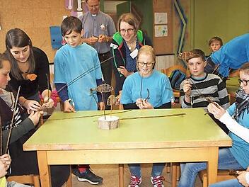 Auch Flechten war ein Thema beim Dekanatsministrantentag: Die ehemalige Korbstadtkönigin Helena I. half den Minis beim Flechten eines Fisches, der von jeher als christliches Symbol gilt. Foto: Alfred Thieret