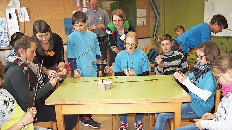 Auch Flechten war ein Thema beim Dekanatsministrantentag: Die ehemalige Korbstadtkönigin Helena I. half den Minis beim Flechten eines Fisches, der von jeher als christliches Symbol gilt. Foto: Alfred Thieret