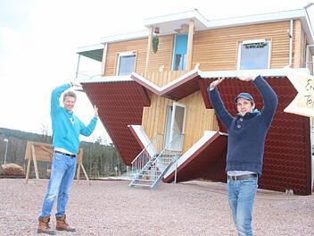 Schön festhalten: Burkhard Scheck und Andreas Haken vor ihrem "Haus über Kopf".  Fotos: Diana Fuchs