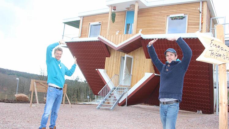 Schön festhalten: Burkhard Scheck und Andreas Haken vor ihrem "Haus über Kopf".  Fotos: Diana Fuchs