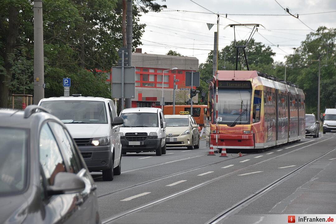 LKW beschädigt Oberleitung von Strassenbahn