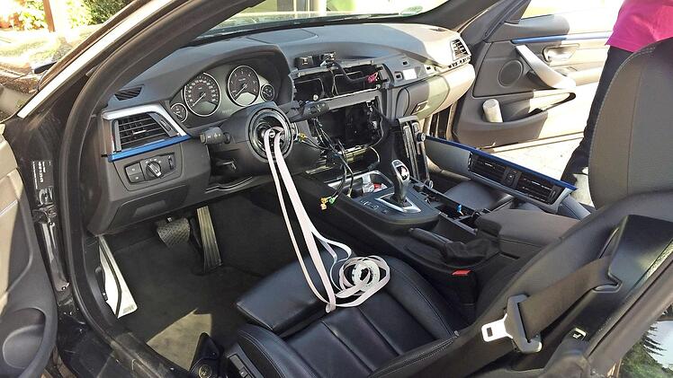 Dieser 3er BMW stand in der Gablonzer Straße. Multifunktionslenkrad, Navi und die Steuerung wurden hier fachgerecht ausgebaut.  Foto: privat