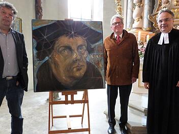 Übergabe des Luther-Porträts an die Evangelische Kirchengemeinde. Von links Künstler Stephan Klenner-Otto, Dekan i.R. Jürgen Zinck und Pfarrer Peter Brünnhäußer.  Foto: Werner Reißaus
