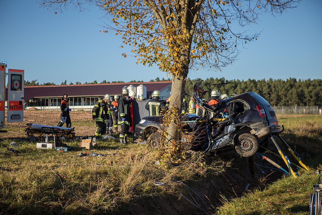 Auto prallt gegen Baum: 18-Jähriger stirbt bei Unfall in Mittelfranken