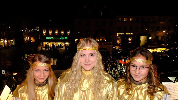 Das Dreigestirn mit Christkind Jennifer Liebling sowie den Engeln Lea Lutz und Annika Weigand. Gerd Schaar