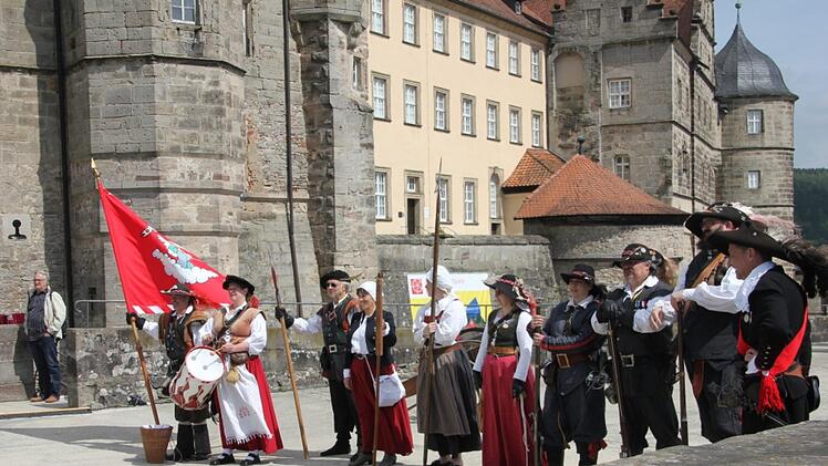 Bunt und laut ging's auf der Festung Rosenberg zu, als Kronachs Bürgermeister Beiergrößlein mit Salutschüssen   (von der "Cronacher-Ausschuss-Compagnie 1632") und den "tapferen Weibern" sowie Luftballons den offiziellen Startschuss gab.