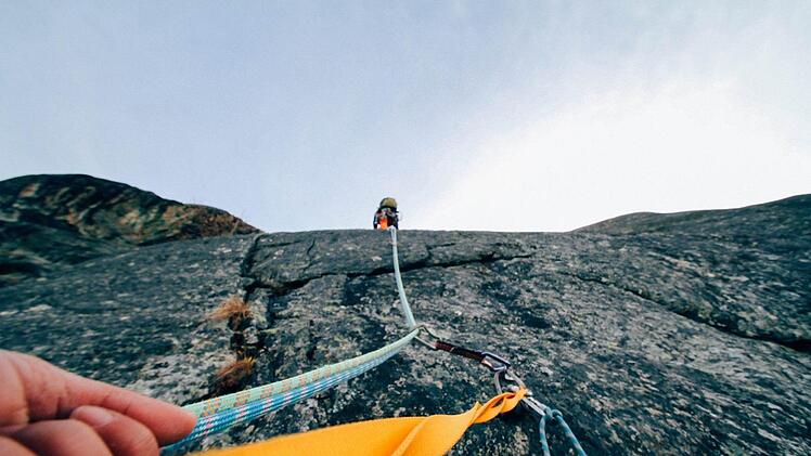 In den bayerischen Alpen ist am Wochenanfang ein erfahrener Bergsteiger abgest&uuml;rzt. Seine Wandergruppe verlor ihn aus den Augen und fand schlie&szlig;lich seine Bergst&ouml;cke und seine Kappe.  Symbolbild: pixabay.com / Pexels