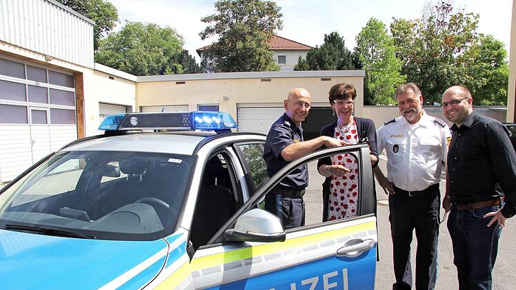 Einen Informationsbesuch stattete die SPD-Landtagsabgeordnete Susann Biedefeld in Begleitung des SPD-Zweitstimmenkandidaten Sebastian M&uuml;ller (2. v. r.) der Polizei Lichtenfels ab, mit im Bild Dienststellenleiter Bad Staffelstein, Gerald Storath (l.) und der Leiter der Polizeiinspektion Lichtenfels, Erich G&uuml;nther. Foto: privat