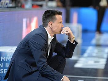 Noch viel Arbeit hat Bayreuths Trainer Raoul Korner mit seiner neuformierten Mannschaft. In Bonn offenbarte das Medi-Team gestern vor allem in der Defensive Schwächen. Foto: Peter Mularczyk