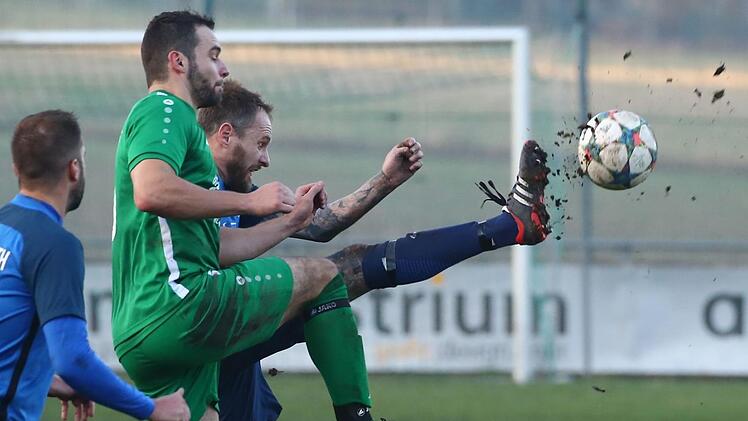 Dreckschleuder: Die schwierigen Platzverhältnisse in der Kreisliga Kronachverdeutlicht dieser Zweikampf zwischen Christopher Ramming (FC Stockheim, grünes Trikot) und Oliver Dougherty (SpVgg Lettenreuth).Heinrich Weiß