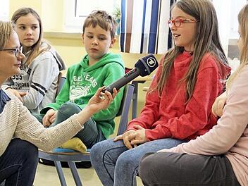 Hanna Friedrich und ihre Klassenkameraden aus der 4a der Grundschule Mainleus sind am Freitag in den Klaro-Kindernachrichten auf Bayern 2 und Bayern 5 zu hören. Foto: Katharina Müller-Sanke