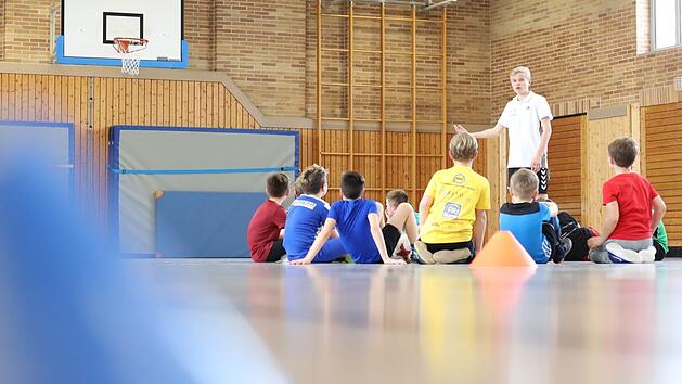 W&auml;hrend der beiden jeweils einst&uuml;ndigen Trainingseinheiten trainierten die angehenden Junior-Coaches mit den Grundsch&uuml;lern der Lucas-Cranach-Grundschule unter anderem Passen, Dribbeln, Schie&szlig;en und Kopfb&auml;lle. Foto: Marian Hamacher