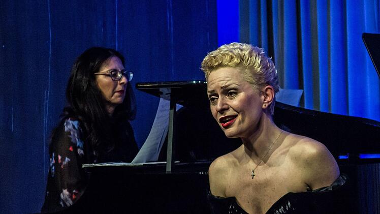 "Dein ist mein ganzes Herz": Antoinetta Bafas, Milen Bozhkov und Nina Andreeva gestalteten einen Opern- und Operettenabend bei "Leise am Markt" in Coburg.Foto: Jochen Berger