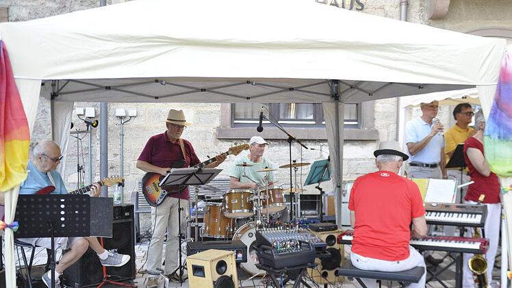 Das Ensemble Sing‘n'Swing feierte auf dem Viehmarkt seinen 20. Geburtstag. Foto: Peter Klopf
