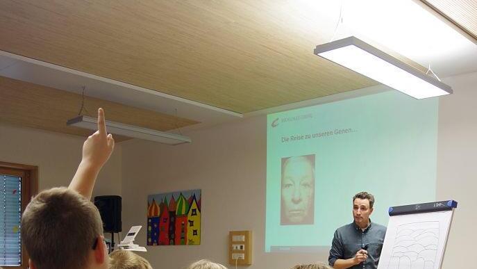 Professor Dr. Janosch Hildebrand unternahm mit den Kindern eine Reise zum Bauplan des Lebens. Foto: Heike Schülein