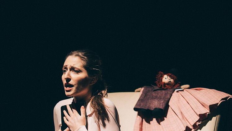 Francesca Paratore gestaltet die Titelrolle der Mono-Oper "Das Tagebuch der Anne Frank" in der Coburger Reithalle.Foto: Sebastian Buff