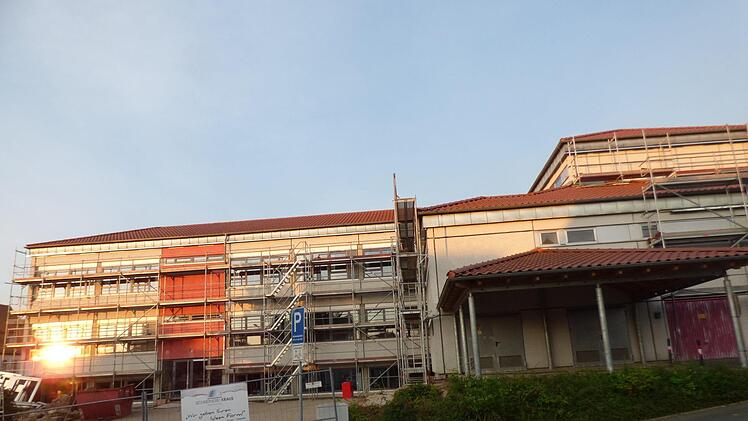 Die Arbeiten an der  eingerüsteten Mittelschule Kirchehrenbach sind die größte Investition in diesem  und in den Folgejahren. Foto: Thomas Weichert