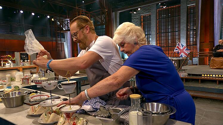 Ross und seine Mutter luden Henssler zur Teatime mit "Scones, Jam und Sandwiches" ein.