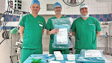 Dr. Frank Wanka, &Auml;rztlicher Direktor und Chefarzt der Unfallchirurgie des Helios St. Elisabeth Krankenhauses (links), OP-Leiter Tim Temme (Mitte) und Chefarzt der Orthop&auml;die und Endoprothetik Joachim Rupp (rechts) mit dem neuen Green Pack.