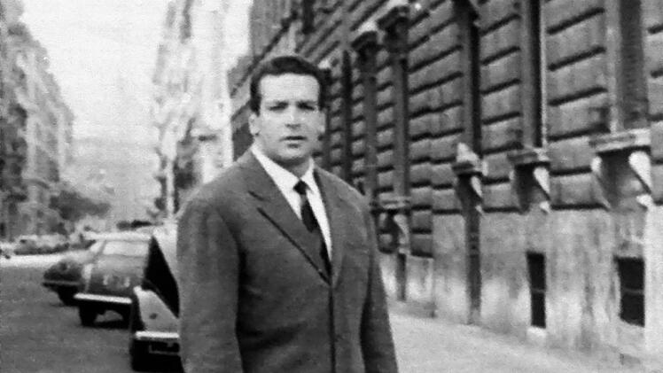 Ein schlauer, hochbegabter Kerl war der Neapolitaner, der sp&auml;ter vor allem mit Haudrauffilmen bekannt wurde. Hier posiert Bud Spencer 1948 vor seiner Uni in Rom: Er war damals einer der j&uuml;ngsten Studenten Italiens.